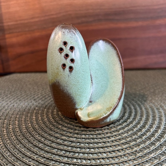 Vintage Frankoma Prairie Green & Bronze Lazybones Salt & Pepper Shaker 1990s EUC - Picture 3 of 9